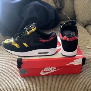 air max there size 8 there cream And tan and they come with two dif color laces